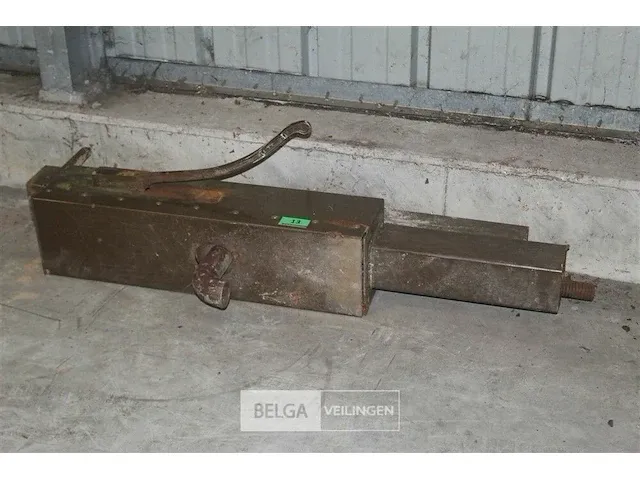 Oude metalen waterpomp - afbeelding 1 van  4