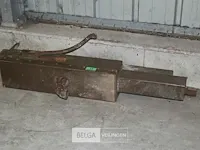 Oude metalen waterpomp - afbeelding 1 van  4
