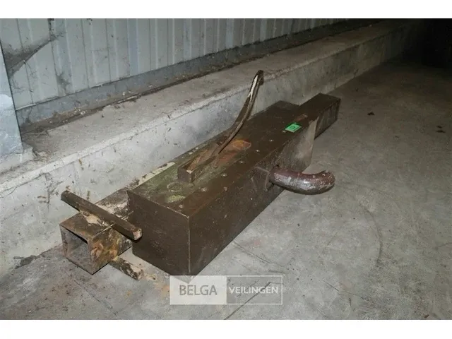 Oude metalen waterpomp - afbeelding 2 van  4