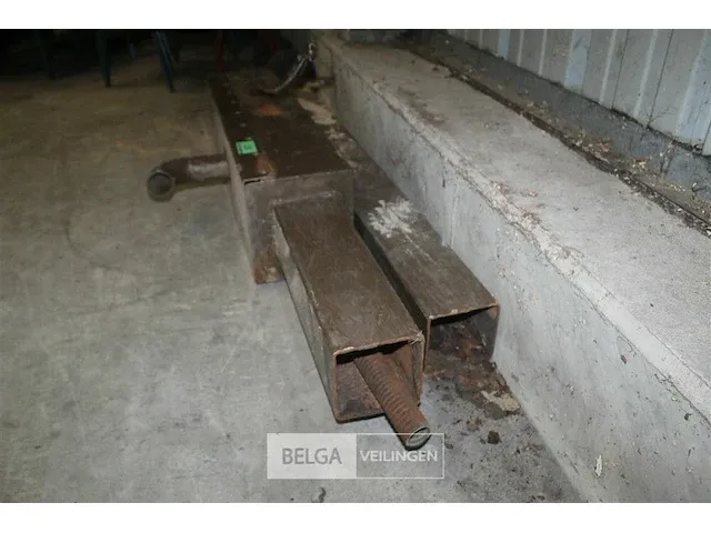 Oude metalen waterpomp - afbeelding 4 van  4