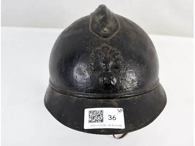 Oude militaire helm - afbeelding 1 van  3