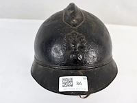 Oude militaire helm - afbeelding 1 van  3