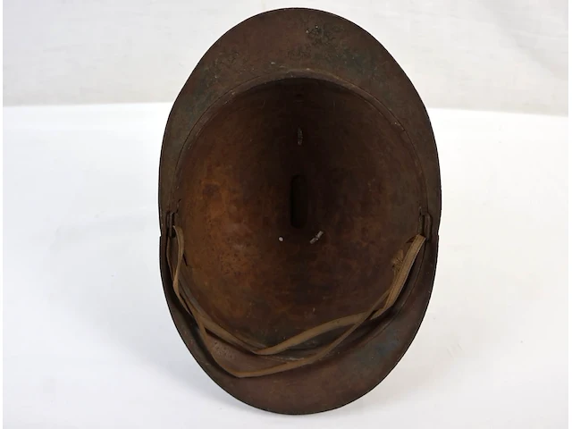 Oude militaire helm - afbeelding 3 van  3