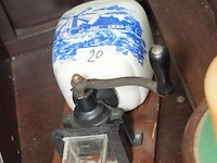 Oude muurkoffiemolen in delfts - afbeelding 1 van  1