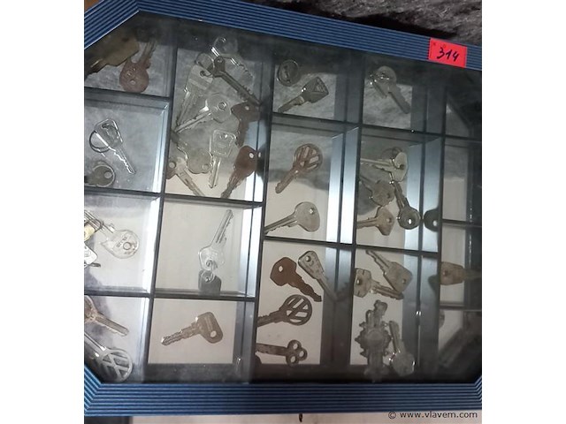 Oude oldtimer sleutels - afbeelding 1 van  1