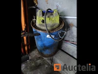 Oude oliepomp, muur gemonteerde decoiler - afbeelding 1 van  5
