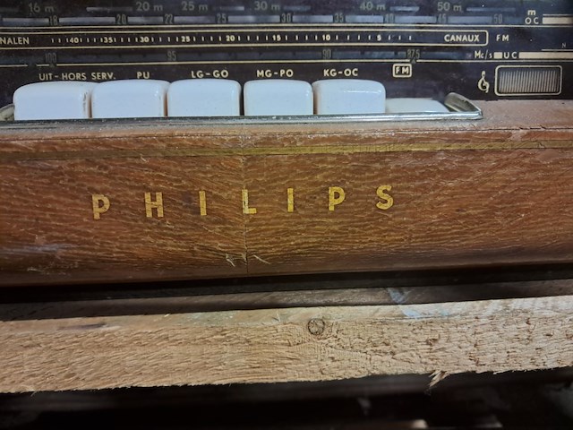 Oude philipps radio + platenspeler radio werkt,platenspeler niet - afbeelding 2 van  8