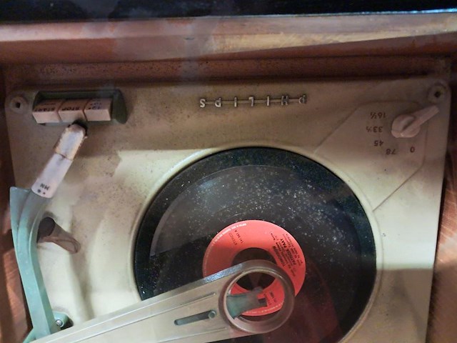 Oude philipps radio + platenspeler radio werkt,platenspeler niet - afbeelding 7 van  8