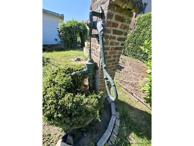 Oude pomp - afbeelding 1 van  2
