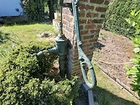 Oude pomp - afbeelding 1 van  2