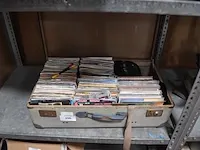 Oude reiskoffer met diverse singels - afbeelding 1 van  4