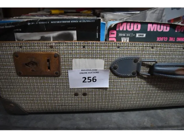 Oude reiskoffer met diverse singels - afbeelding 2 van  4