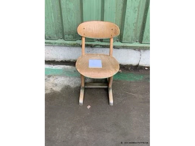 Oude schoolstoel zithoogte 31 cm - afbeelding 1 van  2