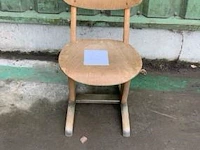 Oude schoolstoel zithoogte 31 cm - afbeelding 1 van  2
