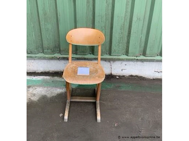 Oude schoolstoel zithoogte 41 cm - afbeelding 1 van  2