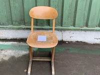Oude schoolstoel zithoogte 41 cm - afbeelding 1 van  2