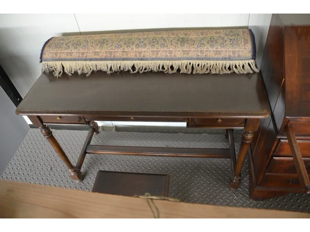 Oude secretaire met 1 valdeur en 4 laden, louis xv zeteltje, eiken wandtafeltje met 3 laden, klein vloertapijt - afbeelding 2 van  11