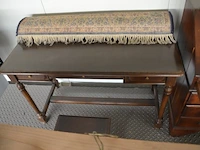 Oude secretaire met 1 valdeur en 4 laden, louis xv zeteltje, eiken wandtafeltje met 3 laden, klein vloertapijt - afbeelding 2 van  11