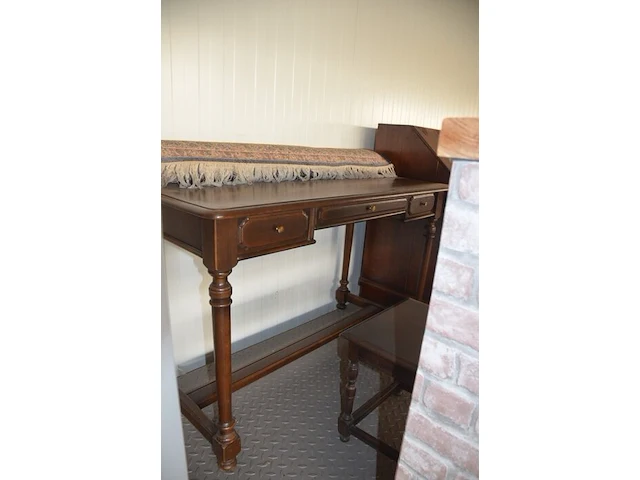 Oude secretaire met 1 valdeur en 4 laden, louis xv zeteltje, eiken wandtafeltje met 3 laden, klein vloertapijt - afbeelding 3 van  11