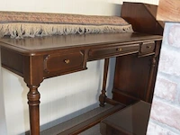 Oude secretaire met 1 valdeur en 4 laden, louis xv zeteltje, eiken wandtafeltje met 3 laden, klein vloertapijt - afbeelding 3 van  11
