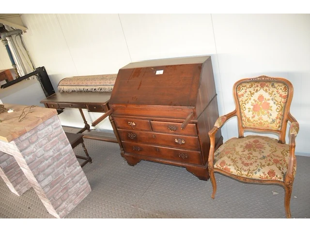 Oude secretaire met 1 valdeur en 4 laden, louis xv zeteltje, eiken wandtafeltje met 3 laden, klein vloertapijt - afbeelding 1 van  11