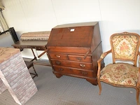 Oude secretaire met 1 valdeur en 4 laden, louis xv zeteltje, eiken wandtafeltje met 3 laden, klein vloertapijt - afbeelding 1 van  11
