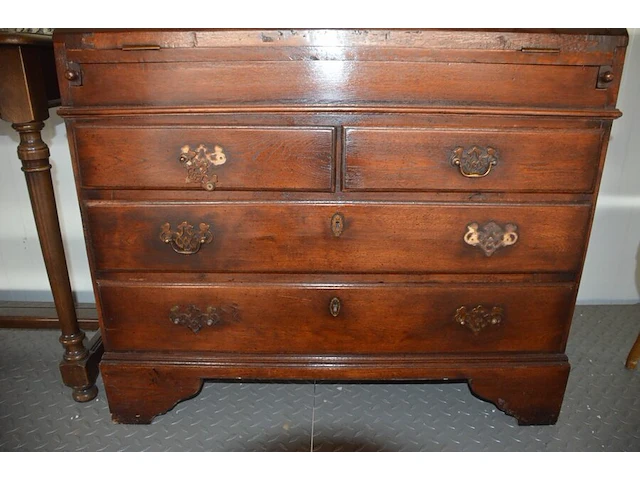 Oude secretaire met 1 valdeur en 4 laden, louis xv zeteltje, eiken wandtafeltje met 3 laden, klein vloertapijt - afbeelding 4 van  11