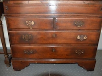 Oude secretaire met 1 valdeur en 4 laden, louis xv zeteltje, eiken wandtafeltje met 3 laden, klein vloertapijt - afbeelding 4 van  11