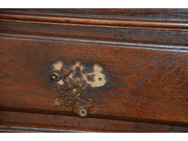 Oude secretaire met 1 valdeur en 4 laden, louis xv zeteltje, eiken wandtafeltje met 3 laden, klein vloertapijt - afbeelding 5 van  11