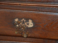 Oude secretaire met 1 valdeur en 4 laden, louis xv zeteltje, eiken wandtafeltje met 3 laden, klein vloertapijt - afbeelding 5 van  11