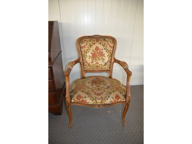 Oude secretaire met 1 valdeur en 4 laden, louis xv zeteltje, eiken wandtafeltje met 3 laden, klein vloertapijt - afbeelding 6 van  11