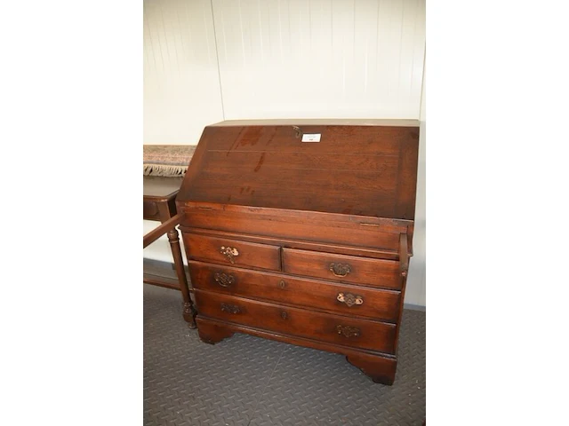 Oude secretaire met 1 valdeur en 4 laden, louis xv zeteltje, eiken wandtafeltje met 3 laden, klein vloertapijt - afbeelding 7 van  11