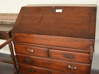 Oude secretaire met 1 valdeur en 4 laden, louis xv zeteltje, eiken wandtafeltje met 3 laden, klein vloertapijt - afbeelding 7 van  11