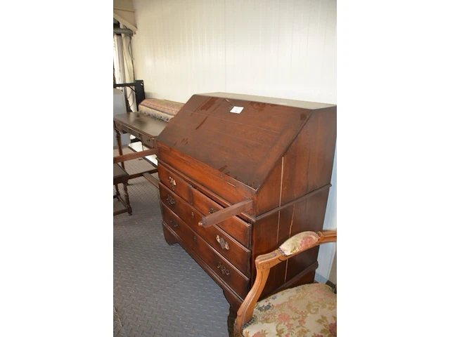 Oude secretaire met 1 valdeur en 4 laden, louis xv zeteltje, eiken wandtafeltje met 3 laden, klein vloertapijt - afbeelding 8 van  11