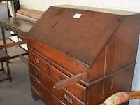 Oude secretaire met 1 valdeur en 4 laden, louis xv zeteltje, eiken wandtafeltje met 3 laden, klein vloertapijt - afbeelding 8 van  11