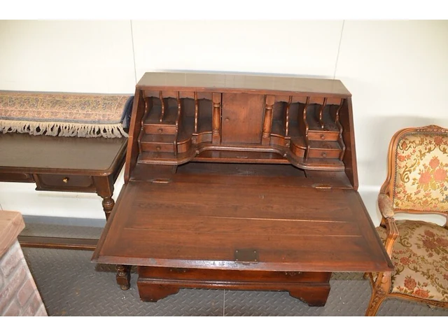 Oude secretaire met 1 valdeur en 4 laden, louis xv zeteltje, eiken wandtafeltje met 3 laden, klein vloertapijt - afbeelding 9 van  11