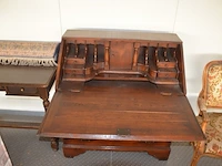 Oude secretaire met 1 valdeur en 4 laden, louis xv zeteltje, eiken wandtafeltje met 3 laden, klein vloertapijt - afbeelding 9 van  11