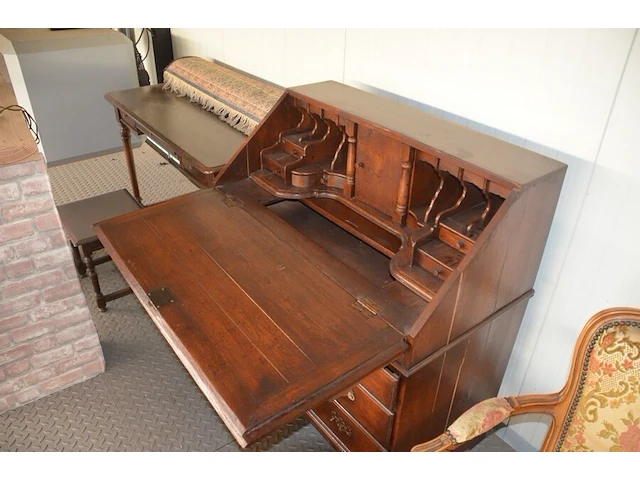 Oude secretaire met 1 valdeur en 4 laden, louis xv zeteltje, eiken wandtafeltje met 3 laden, klein vloertapijt - afbeelding 10 van  11