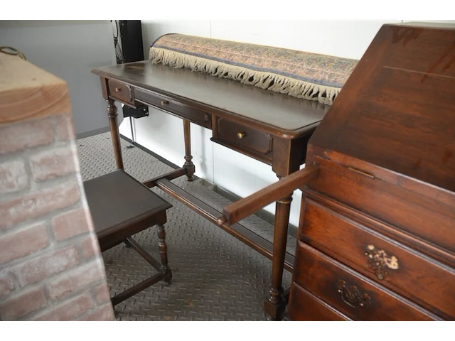 Oude secretaire met 1 valdeur en 4 laden, louis xv zeteltje, eiken wandtafeltje met 3 laden, klein vloertapijt - afbeelding 11 van  11