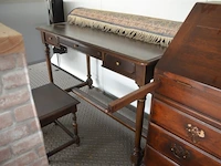 Oude secretaire met 1 valdeur en 4 laden, louis xv zeteltje, eiken wandtafeltje met 3 laden, klein vloertapijt - afbeelding 11 van  11