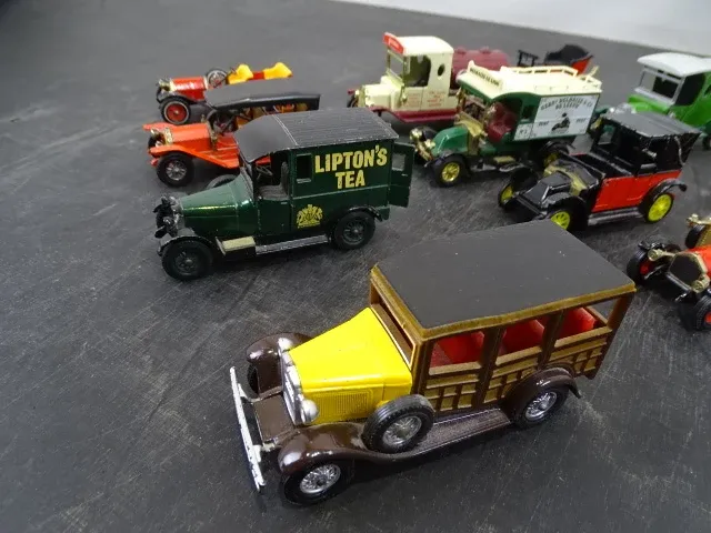 Oude speelgoed auto's - afbeelding 2 van  7