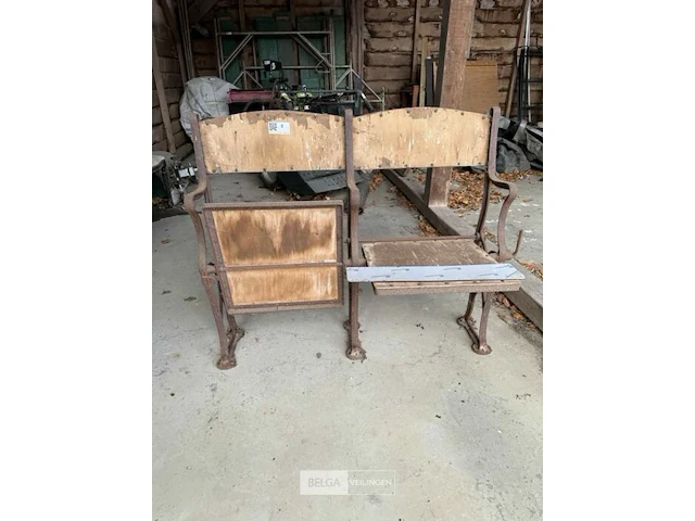 Oude stationsbank - afbeelding 1 van  2