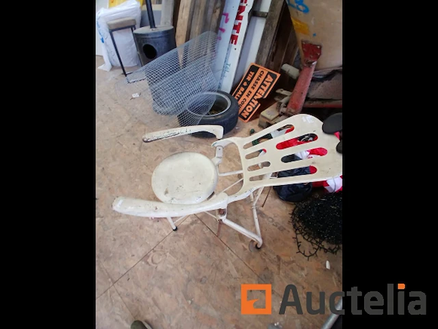 Oude stoel - afbeelding 1 van  2