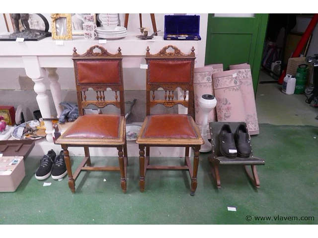 Oude stoelen - afbeelding 1 van  1