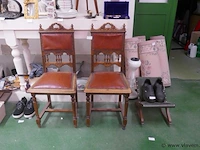 Oude stoelen - afbeelding 1 van  1