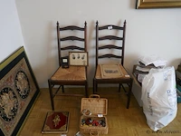 Oude stoelen - afbeelding 1 van  1