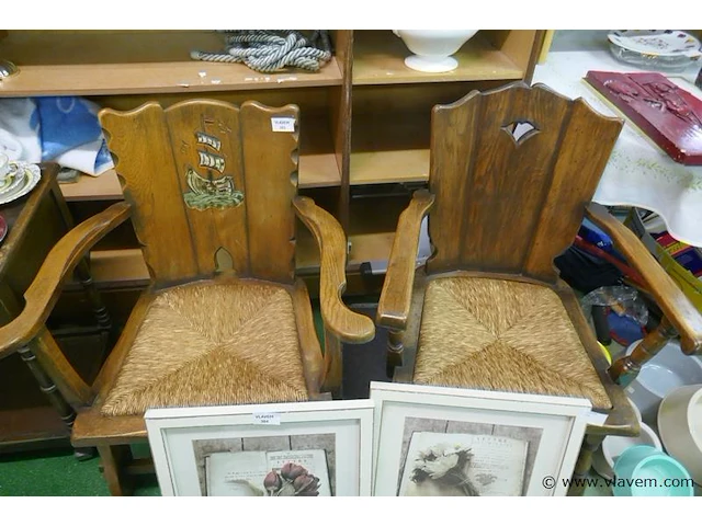 Oude stoelen - afbeelding 1 van  1