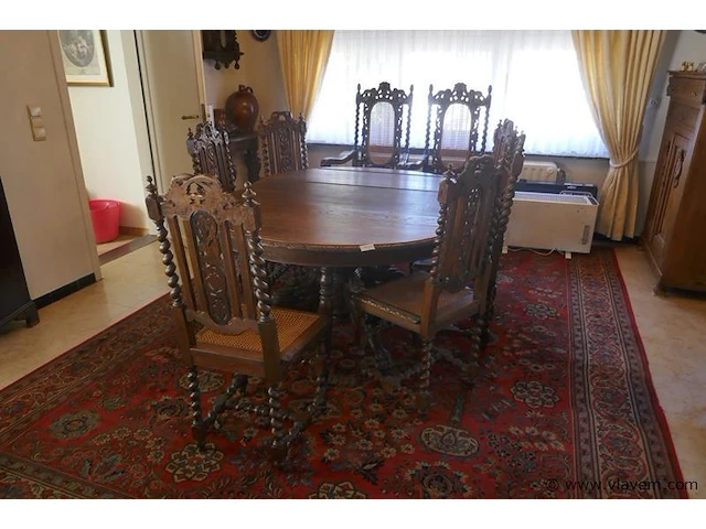 Oude tafel met stoelen - afbeelding 1 van  5