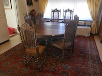 Oude tafel met stoelen - afbeelding 1 van  5