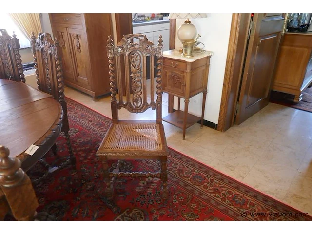 Oude tafel met stoelen - afbeelding 2 van  5